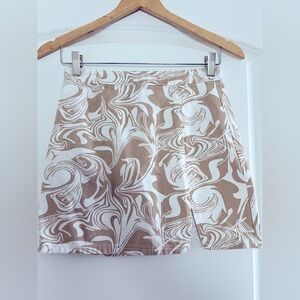 Vestique White and Tan Marble Print Mini Skirt | Size Small